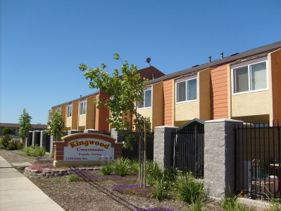 kingwood commons complex from sidewalk